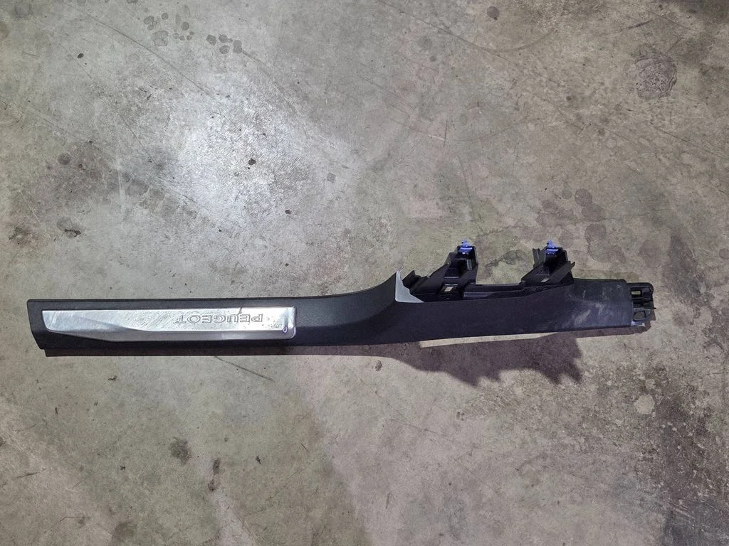 Front sill trim cover 9811645877