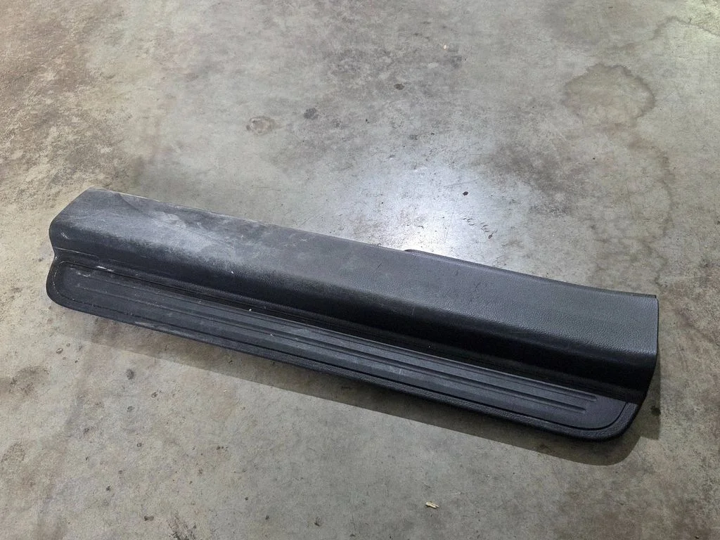 Front sill trim cover 20832143