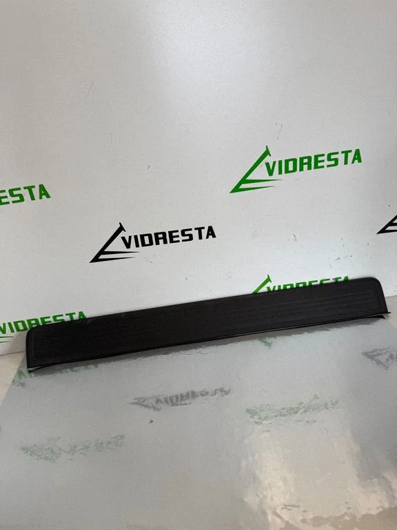Front sill trim cover 84202