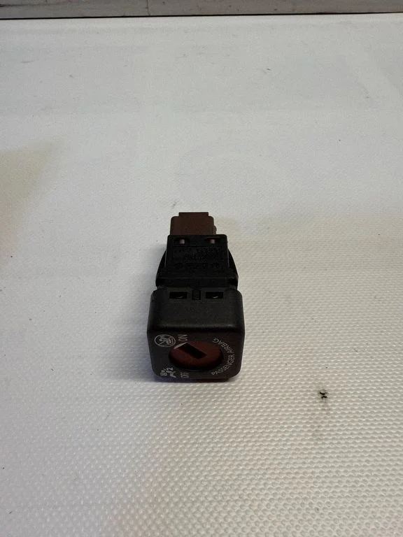 Passenger airbag on/off switch