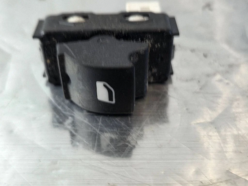 Elektrisko logu slēdzis 96762292ZD