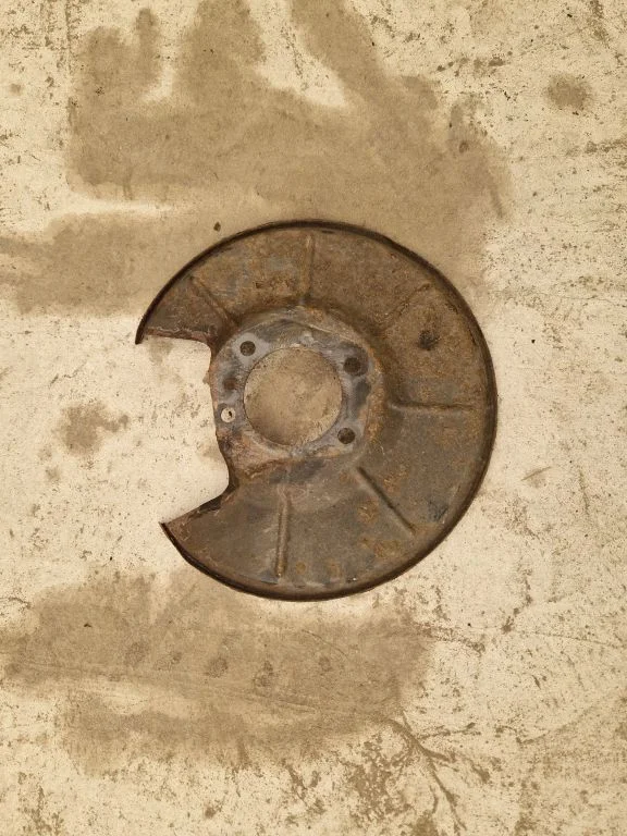 Rear brake disc plate dust cover