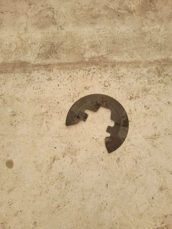 Rear brake disc plate dust cover