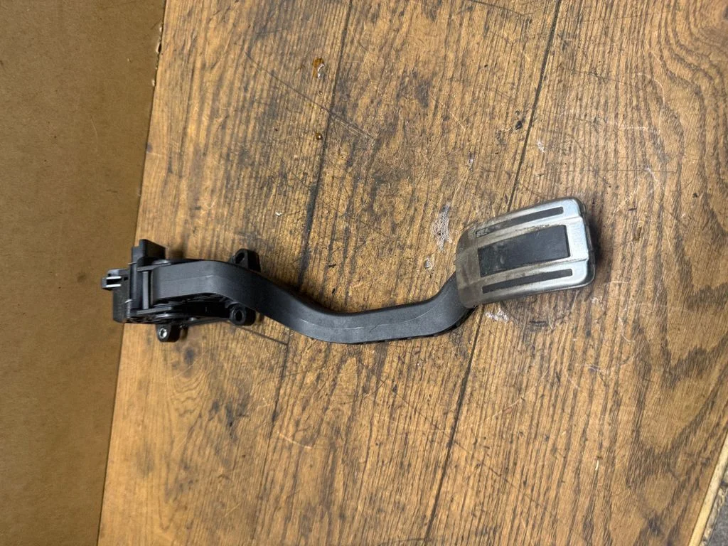 Accelerator throttle pedal 86ET38