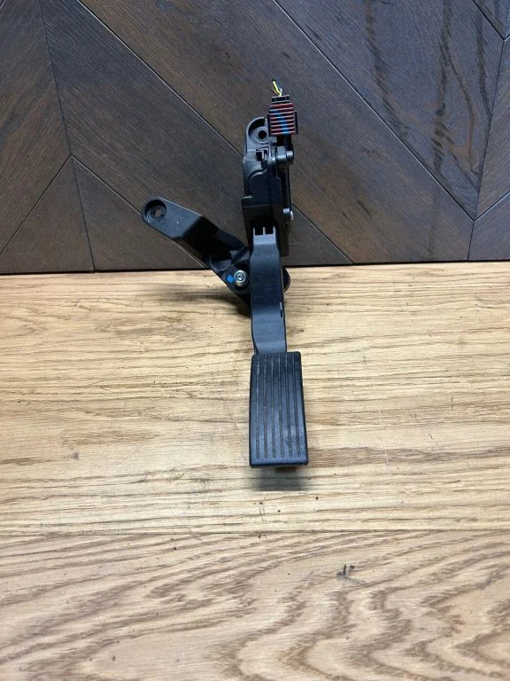Accelerator throttle pedal C8910