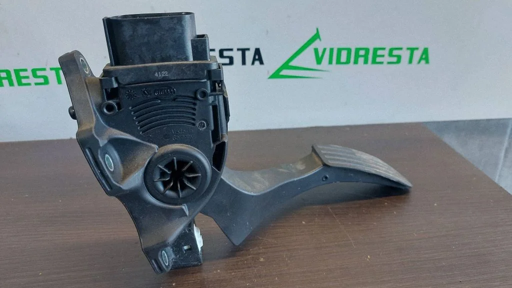 Accelerator throttle pedal 31329060
