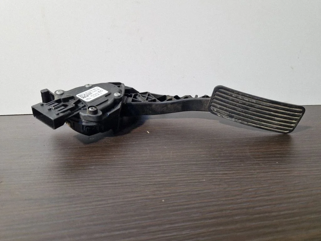 Accelerator throttle pedal 13252704