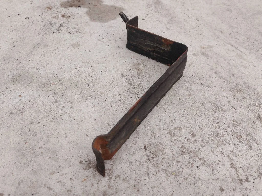 Battery bracket