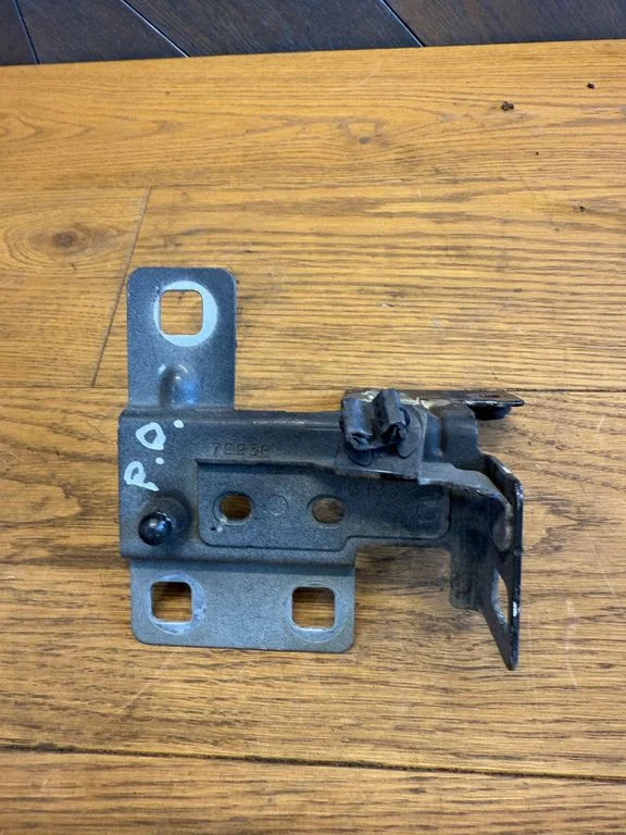 Other engine bay part – Opel Vivaro (2014-2018)