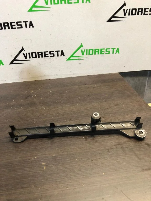 Cita motora nodalījuma detaļa 06J133519A
