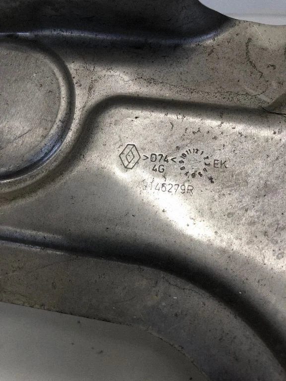 Cita apakšas detaļa 748146279R