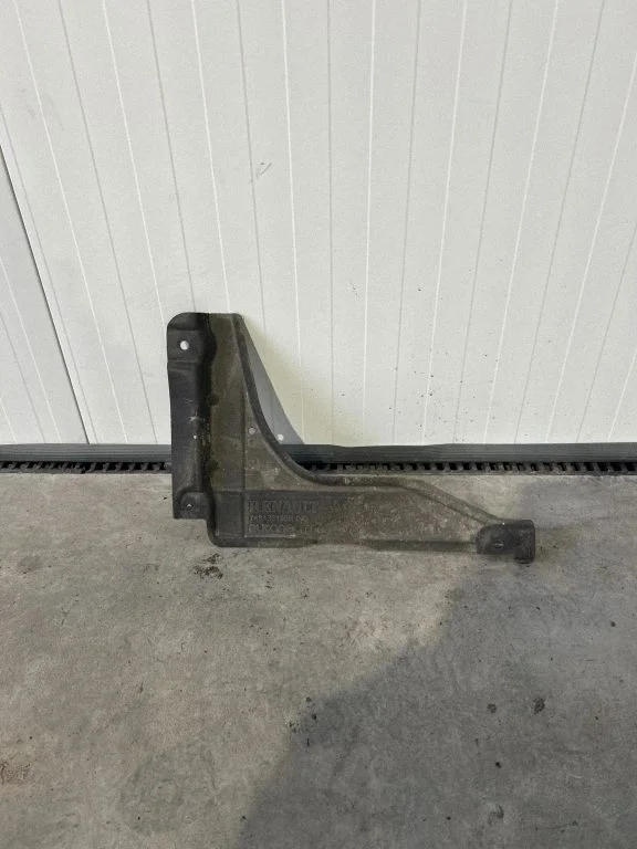 Rear underbody cover/under tray 748A33195R