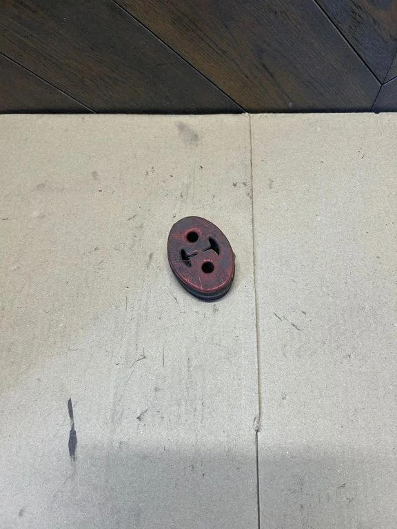 Muffler mount bracket/holder XR835A262AA