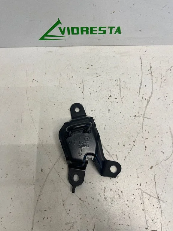 Seat back rest lock catch D09T