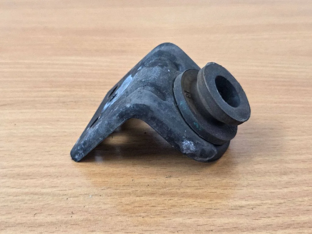 Radiator mount bracket 253351P000