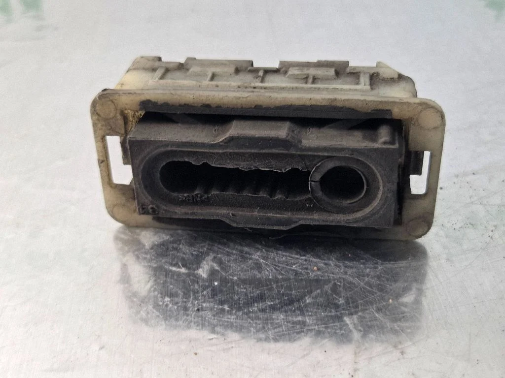 Radiator mount bracket ESF1002500
