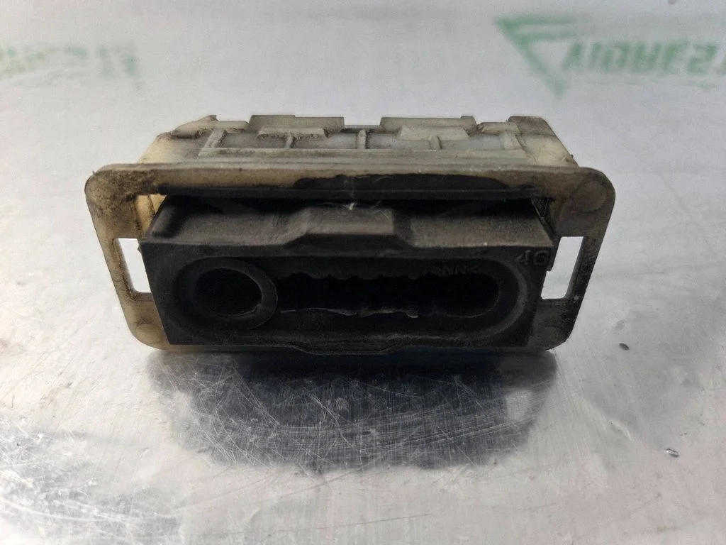Radiator mount bracket ESF1002500