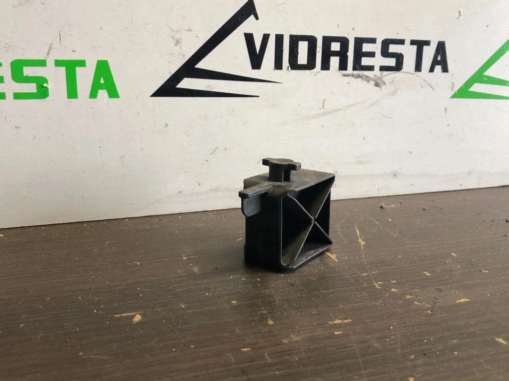 Radiaatori kinnitusklamber