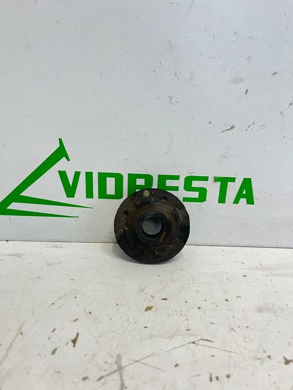 Radiator mount bracket