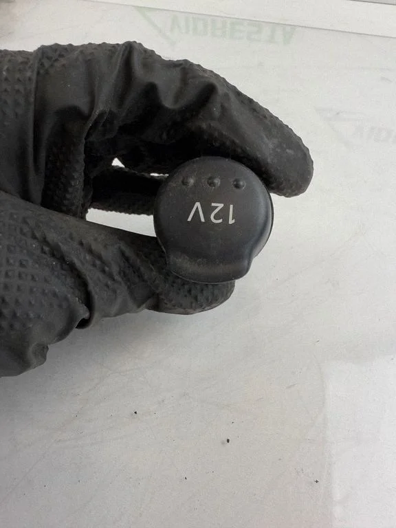 12 V Socket (front) – Nissan Qashqai (2010-2014)