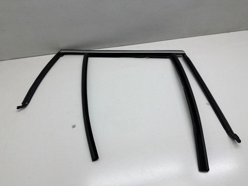 Rear door glass trim molding 22330211