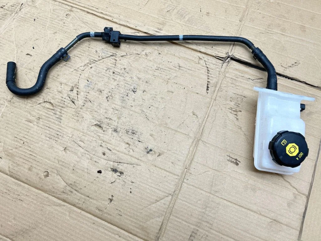 Brake fluid reservoir