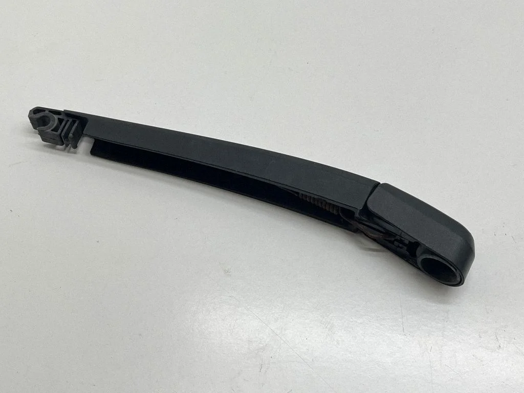 Rear wiper blade arm