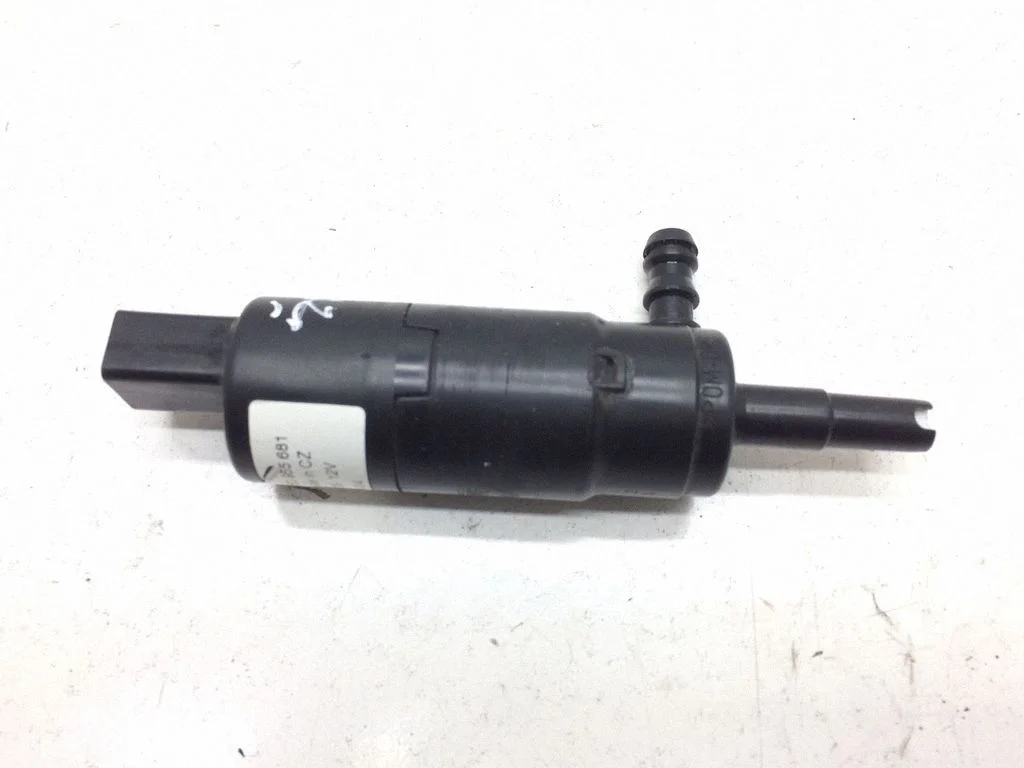 Headlight washer pump – Volkswagen Touareg I (2002-2010)