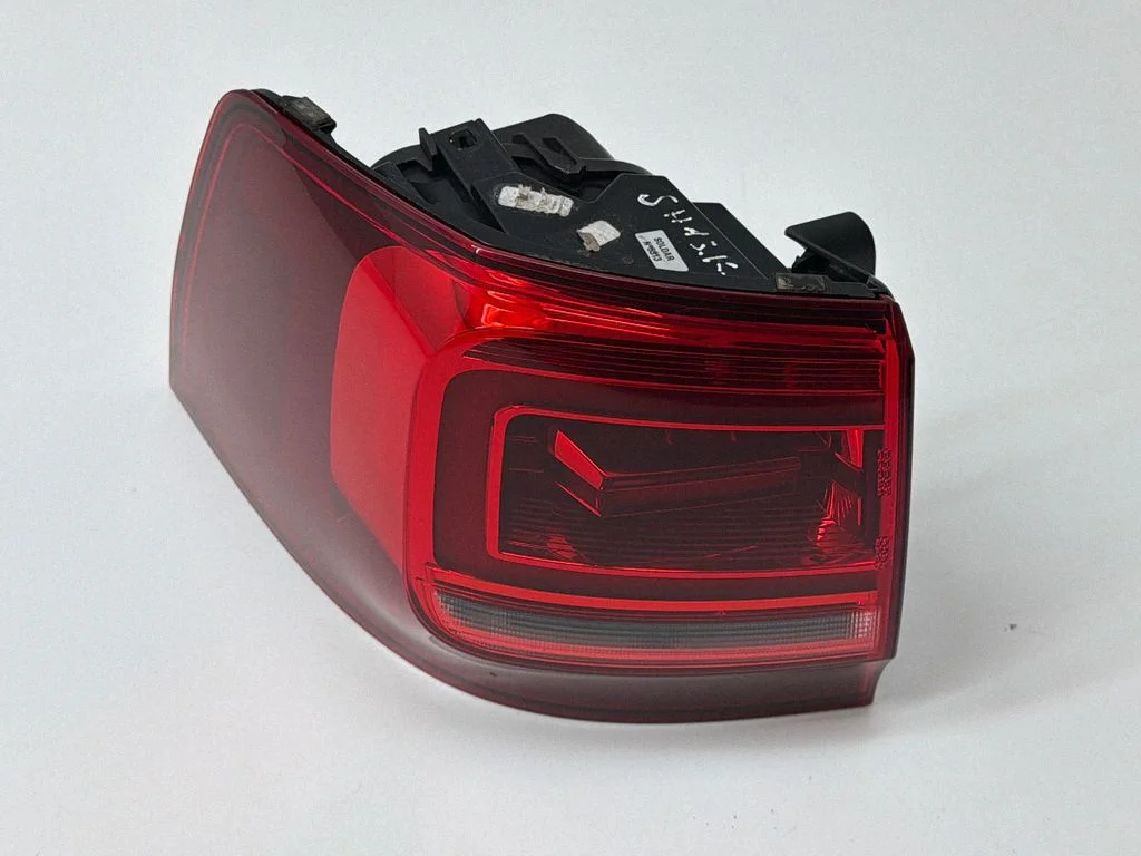 Tailgate rear/tail lights 7N0945207