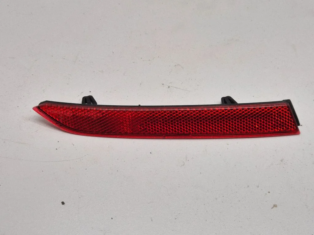 Tagumine helkur 3G0945106A
