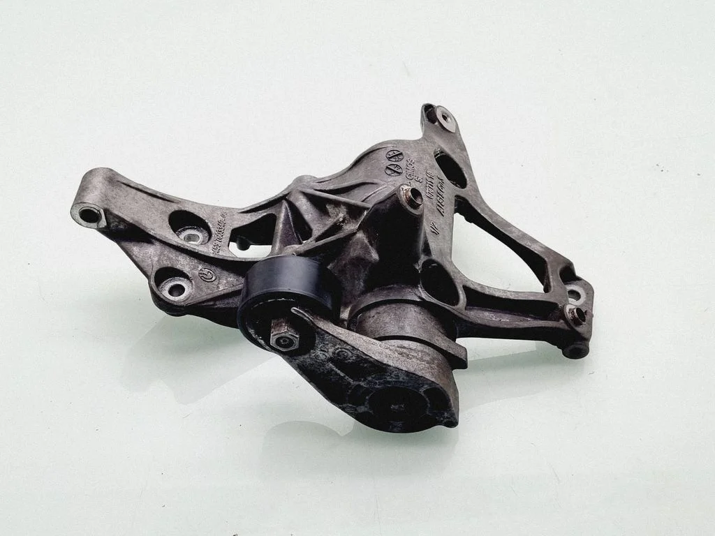 Wspornik sprężarki klimatyzacji – BMW Seria 1 F20 F21 (2011-2019)