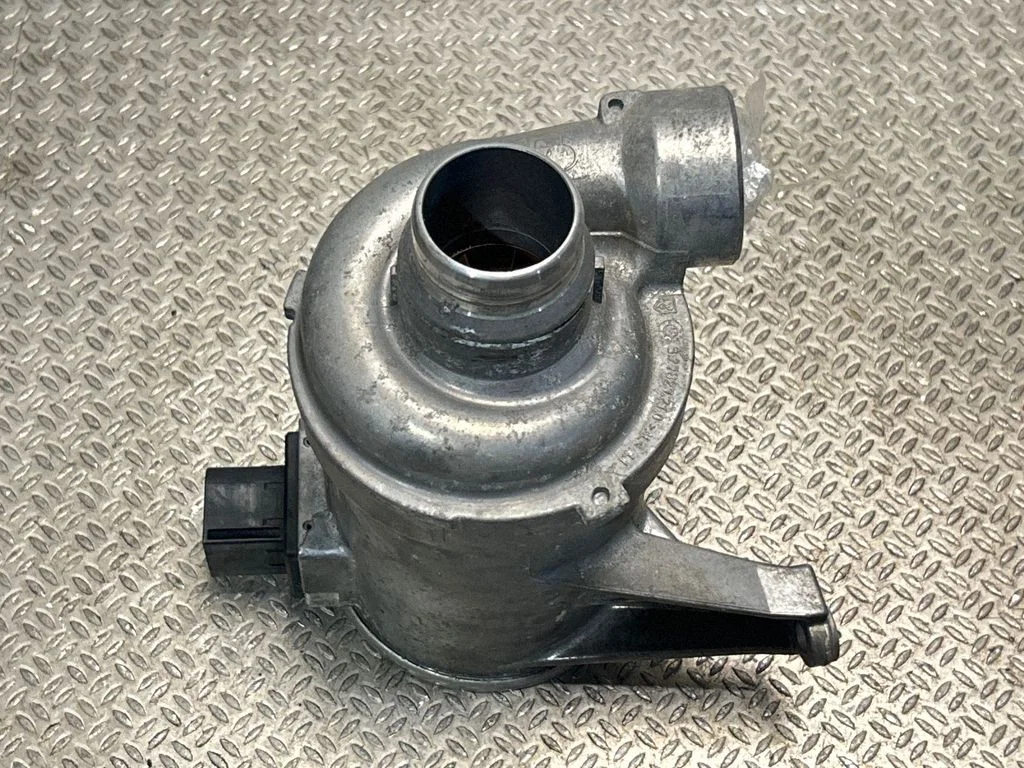 Water pump 31368715