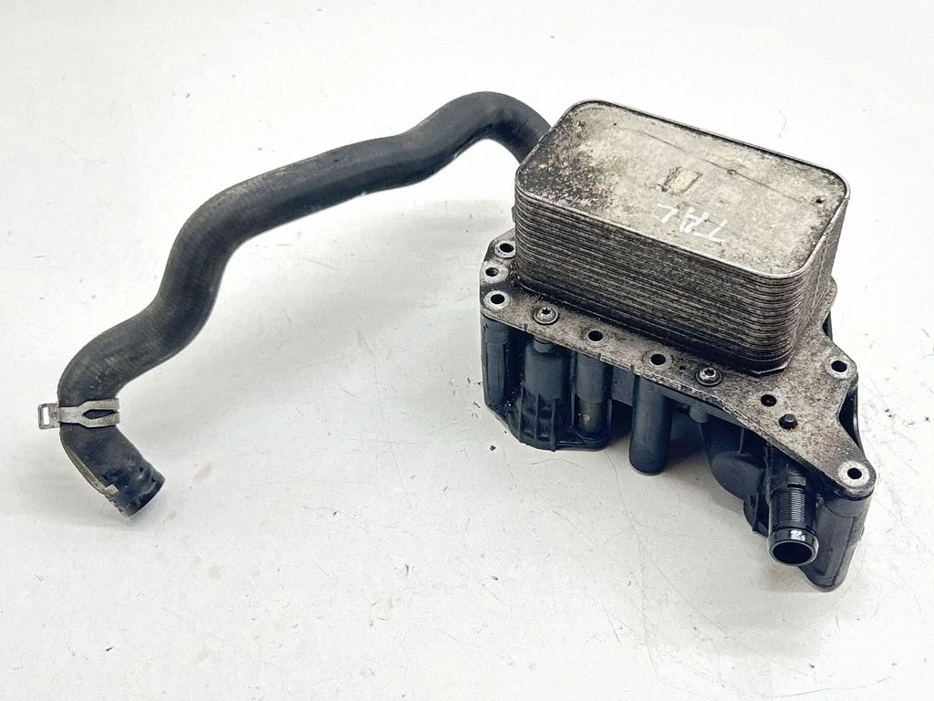 Engine oil radiator 152081926R