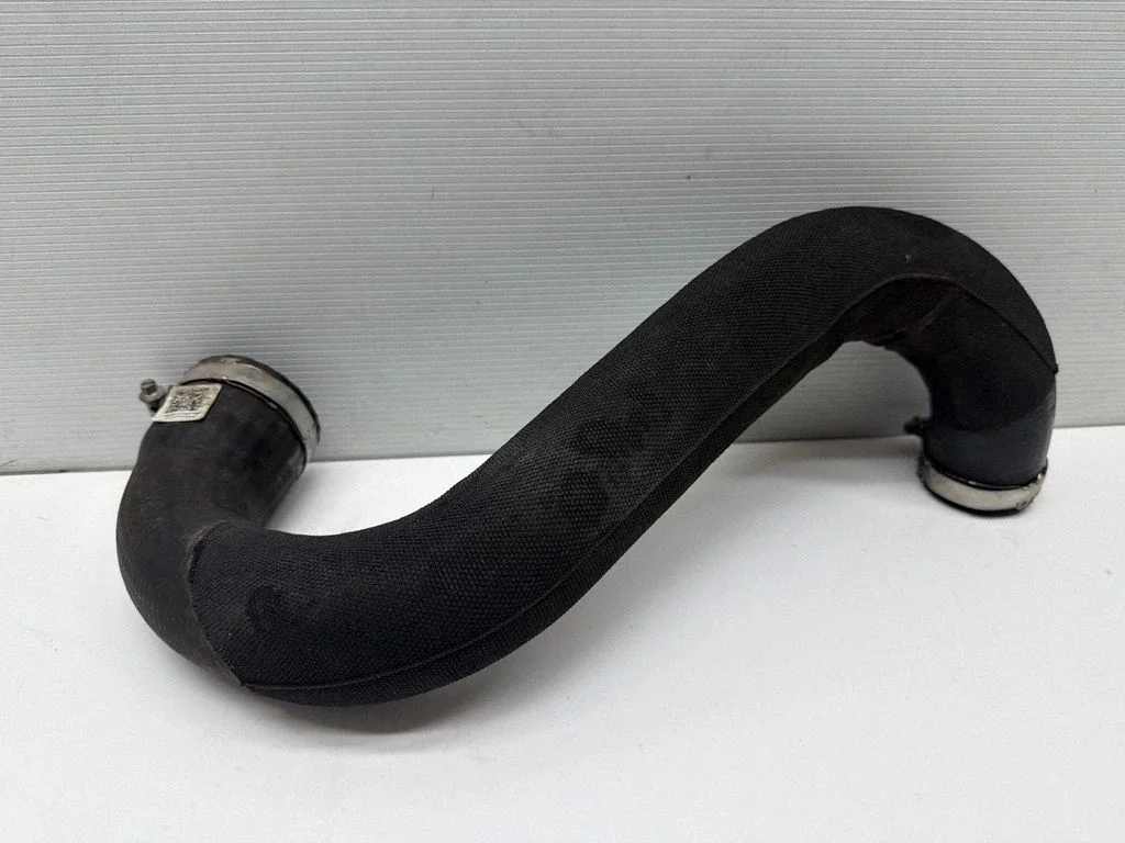 Vahejahuti voolik (-ud)/ toru (-d) 8W0145738F