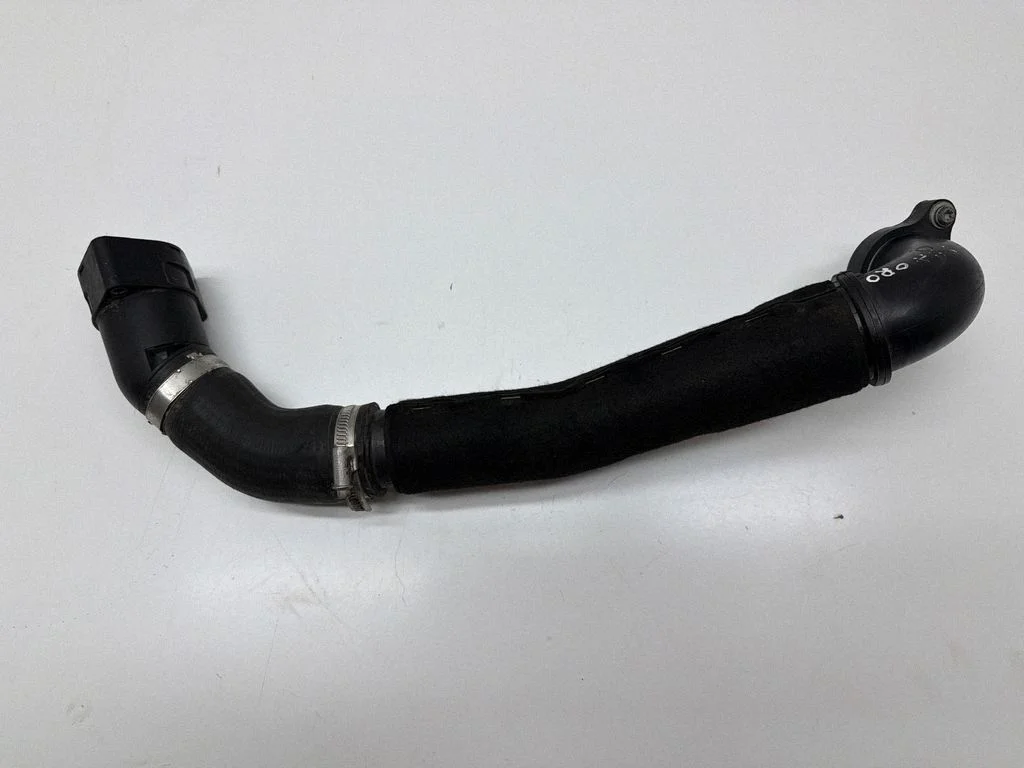 Intercooler hose/pipe 04L131111M