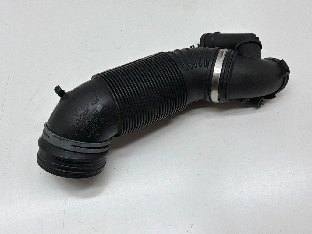 Air intake hose/pipe 5N0129656D