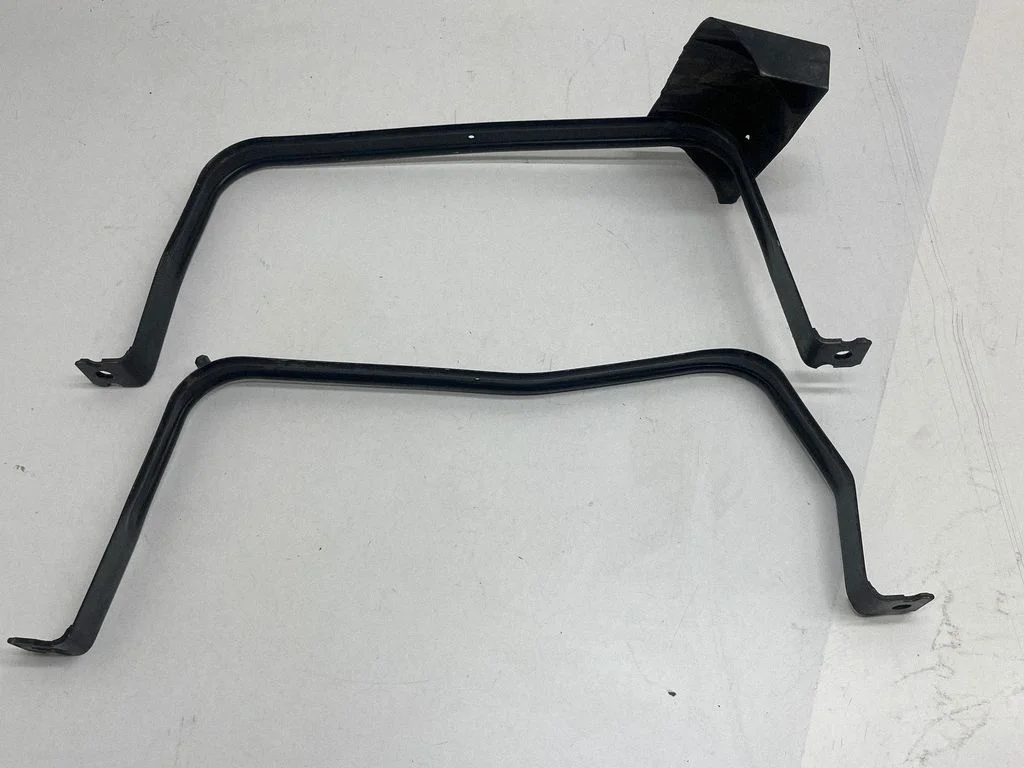 Fuel tank mounting bracket 5QF201656D
