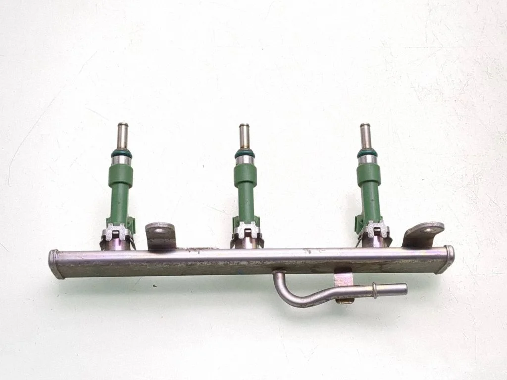 Fuel injectors set 166008494R