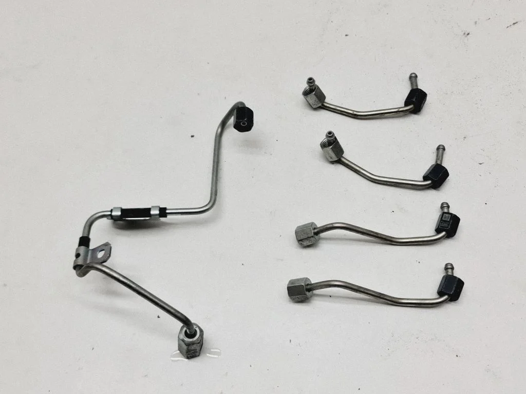Fuel injector supply line/pipe 237010E010