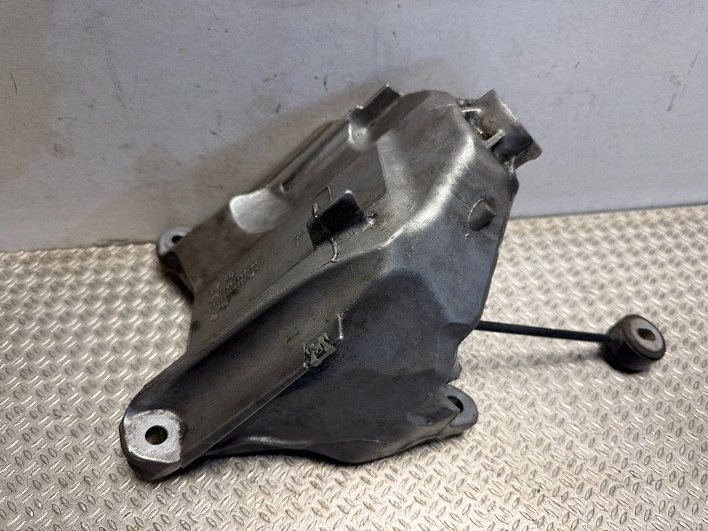 Mootori kinnituskronstein 4M0199307BN