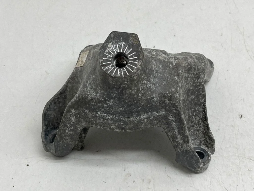 Dzinēja stiprinājuma kronšteins 8W0199307Q