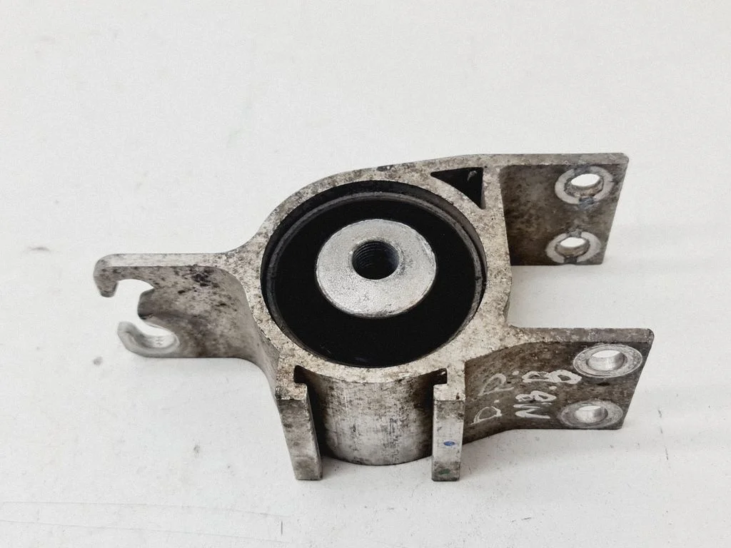 Eesmise õõtshoova puks (sailentblokk) – Mercedes-Benz B-klass W246 W242 (2011-2017)