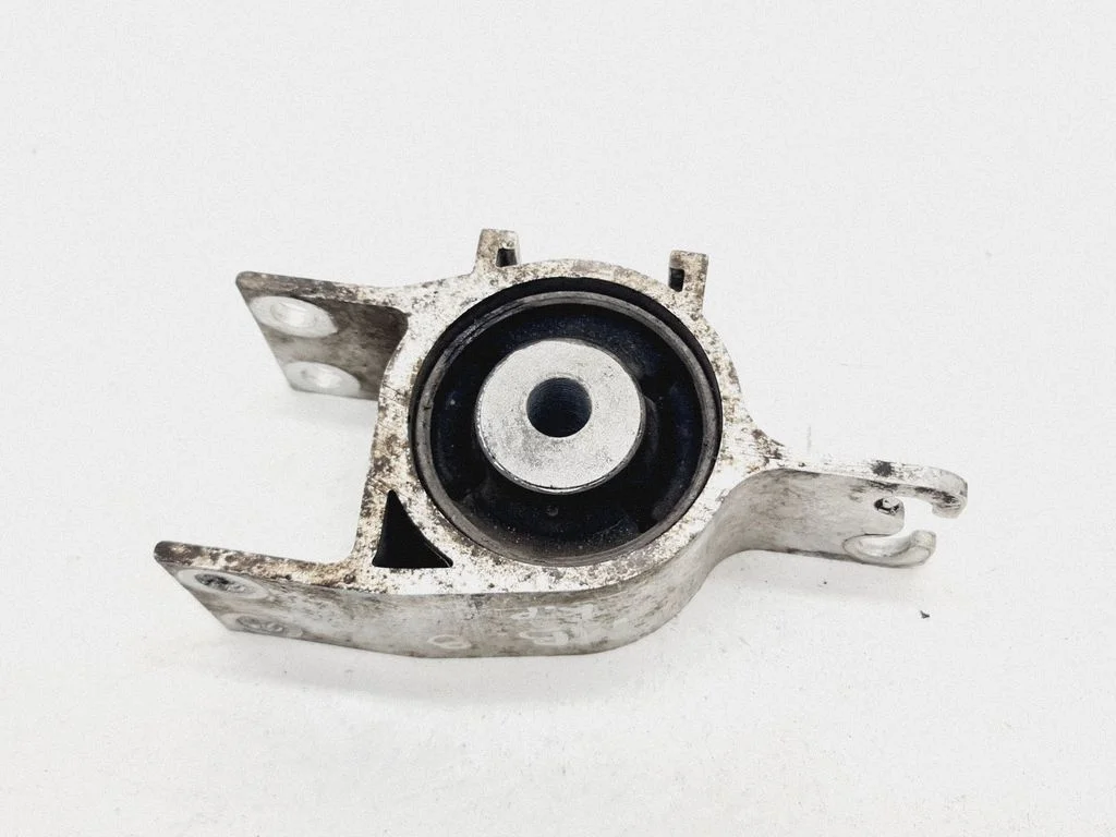 Eesmise õõtshoova puks (sailentblokk) – Mercedes-Benz B-klass W246 W242 (2011-2017)
