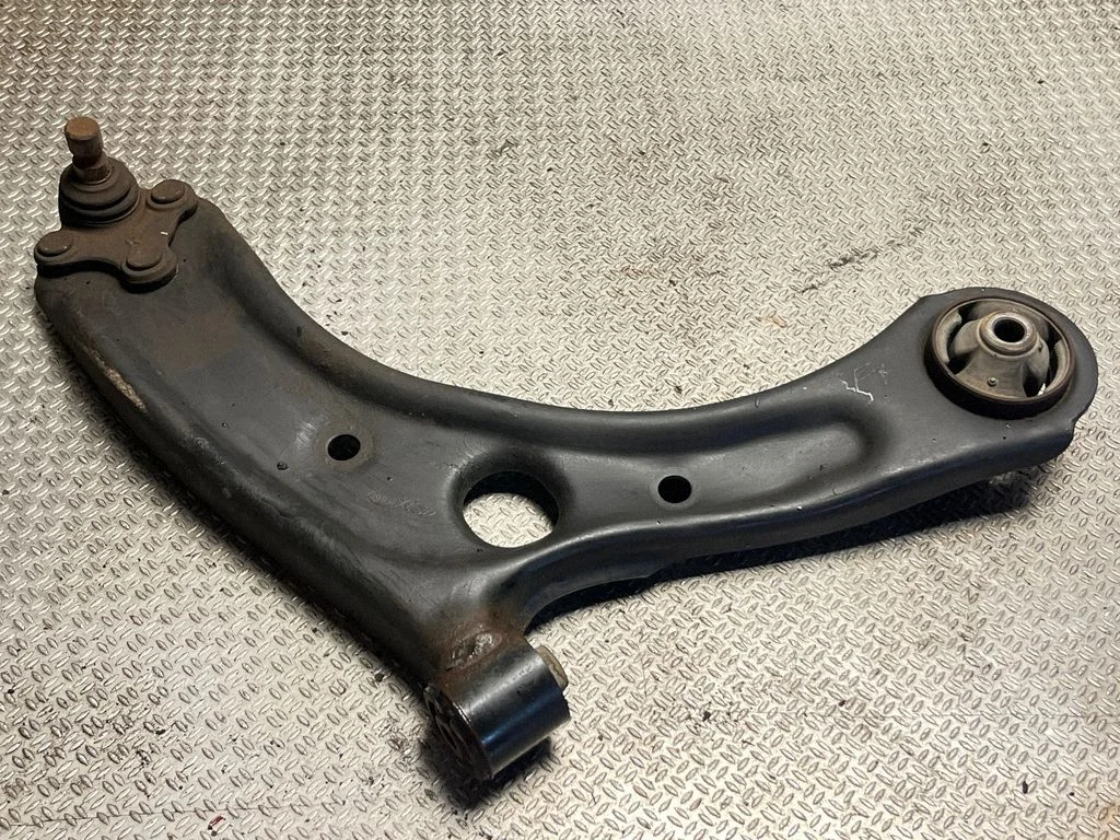 Front lower control arm/wishbone – front right