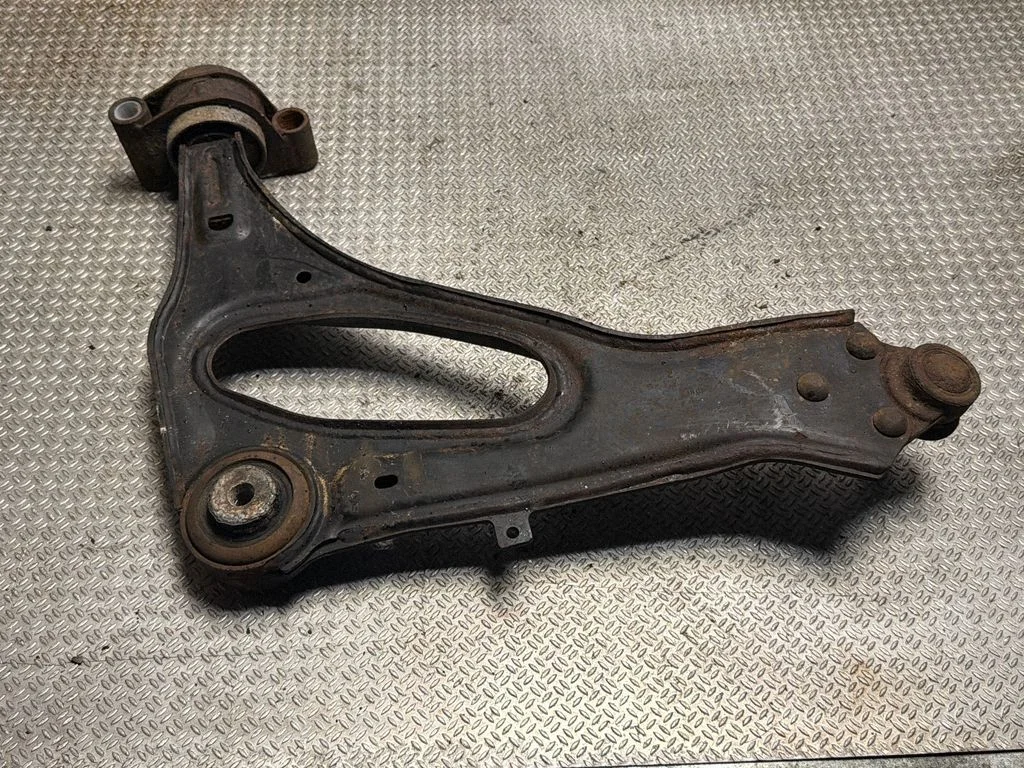Front lower control arm/wishbone – front right