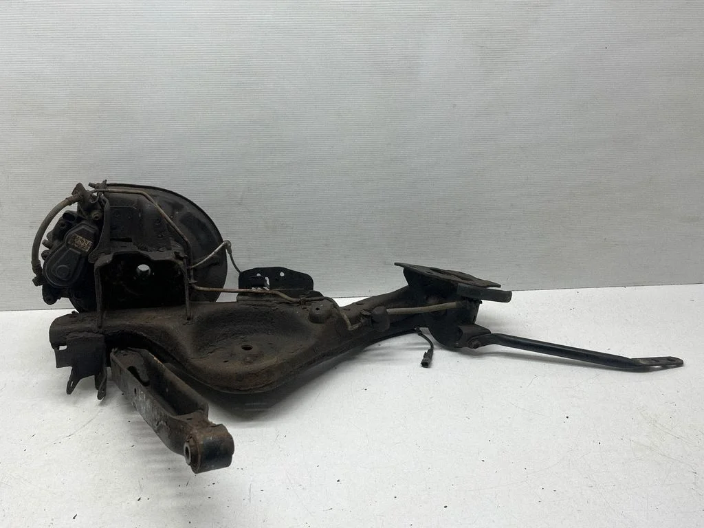 Rear wheel hub spindle/knuckle – rear left