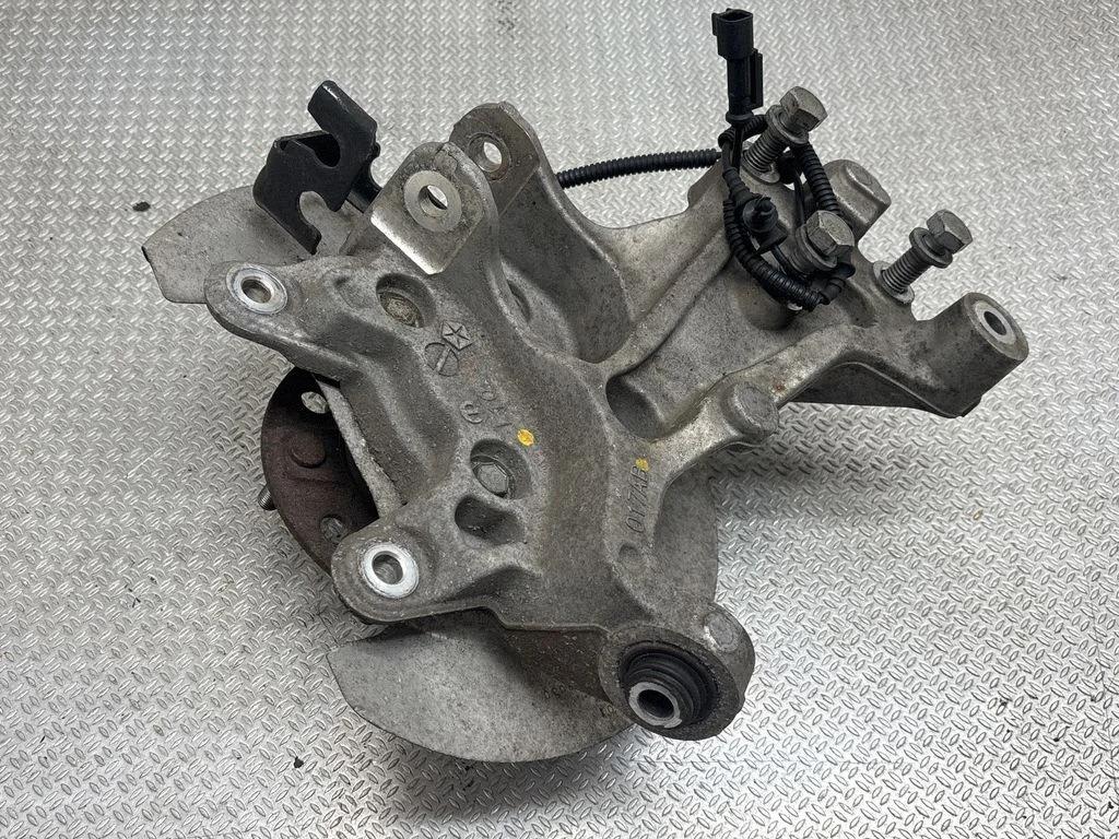 Rear wheel hub spindle/knuckle 68218017AC