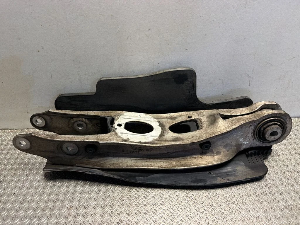 Tagumine ülemine õõtshoob 8W0505311H