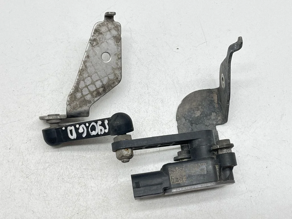 Rear air suspension level height sensor – Volvo S90, V90 (2016-)