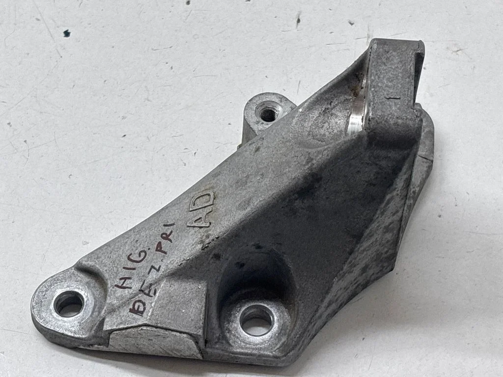 Gearbox mounting bracket